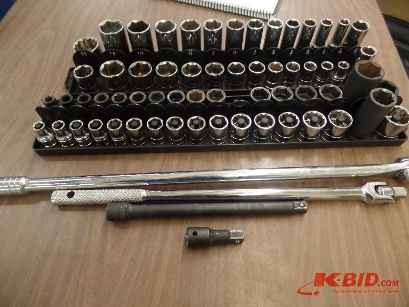 lot 137 image: 12 Socket Set