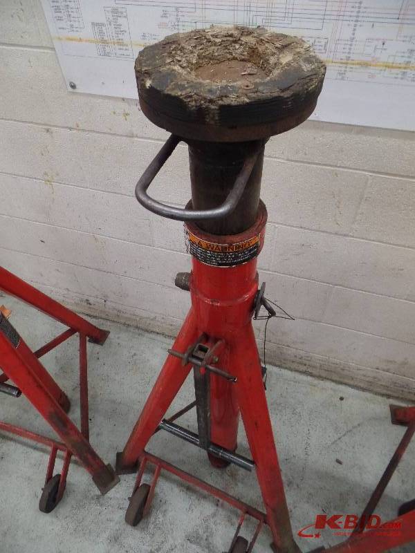 lot 26 image: Car Jacks