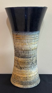 lot 62 image: Stylish Decorative Vase