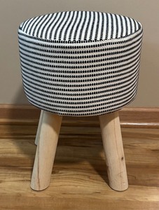 lot 21 image: Sohl Furniture Exclusive Collection Foot Stool