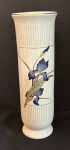 lot 32 image: Otagiri Grand Iris Porcelain Bud Vase