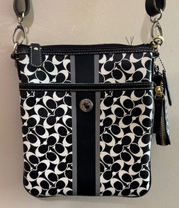 lot 36 image: Coach Chelsea Heritage Signiture Swingback Crossbody Handbag