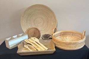 lot 93 image: Sensational Serving Trays, Bowls, Utensils, Trivet and More