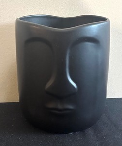 lot 95 image: Face Vase