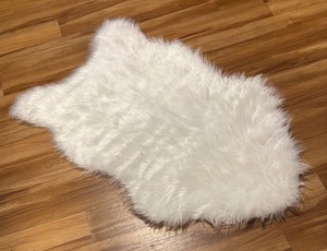 lot 44 image: Plush White Accent Rug