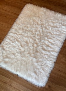 lot 118 image: Pretty White Plush Rug