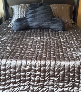 lot 133 image: Shimmering Queen Bedding by Villa