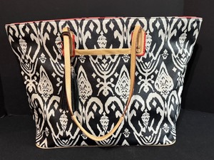 lot 140 image: Stella and Dot Tote Bag with Black and White Pattern