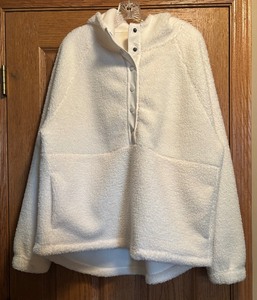 lot 184 image: Wonderful White Fleece Pull Over Shirt Size XL by SO