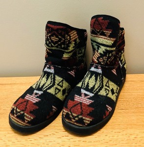 lot 220 image: Cute and Comfy Aztek Design Cloth Boots  Slippers