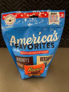 lot 7 image: ID 2 - Hersheys and Reeses Assorted Chocolate Candy 500g