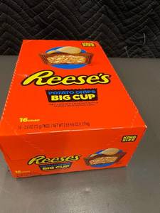 lot 18 image: ID 4 - Box of 16 Reeses Big Cup Potato Chips King Size 2.6 oz