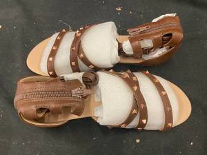 lot 100 image: 234 - Pair of Womens Brown Strappy Zipper Sandals with Stud Details - Size 9
