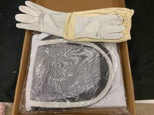 lot 111 image: 220 - Beekeeping Suit with Veil and Leather Gloves - Size L