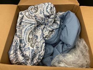 lot 138 image: 213 - Used Reversible Comforter with Blue Paisley Design