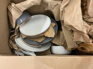 lot 161 image: Set of Unboxed Assorted Ceramic Dinnerware