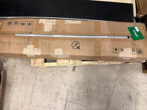 lot 15 image: Electric Sit-Stand Desk