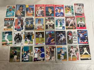 lot 35 image: Large Lot of Baseball Cards