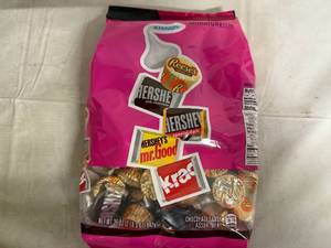 lot 179 image: 2lb Bag of Assorted Candy Bars