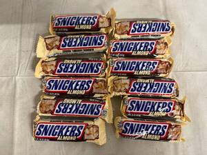 lot 226 image: 12 Snickers Almond Bars
