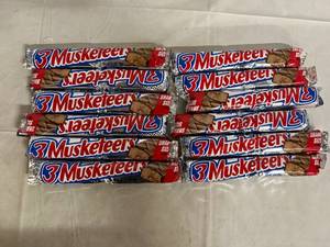 lot 230 image: 12 3 Musketeers Candy Bars