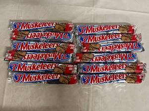 lot 231 image: 12 3 Musketeers Candy Bars