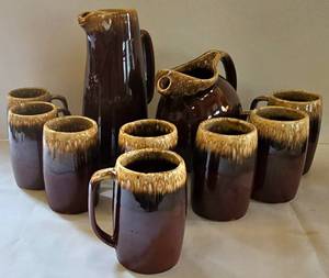 lot 136 image: Hull USA Hull Brown Drip Pitchers & Mug Set