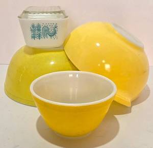 lot 155 image: Vintage Pyrex Dish Collection