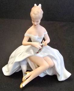 lot 17 image: Vintage Wallendorf Porcelain Figurine
