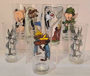 lot 190 image: Selection of Vintage Cartoon Character Glass Tumblers