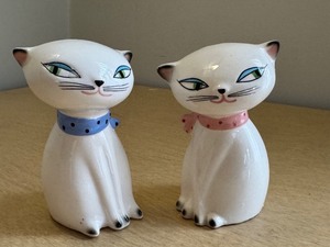 lot 20 image: Pair of Holt Howard 4 Cat Salt and Pepper Shakers