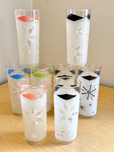lot 37 image: Set of 8 Vintage Art Deco Snowflake Design Frosted Tumblers