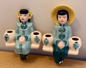 lot 64 image: Vintage Weil Ware Wall Hangings Set of 2 Figurines