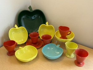 lot 66 image: Vintage Hazel Atlas Modern Tone Platonite Tea Set with Apple Shaped Dish