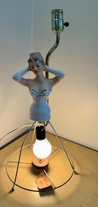 lot 68 image: Vintage Figural Boudoir Lamp with Lady Figurine