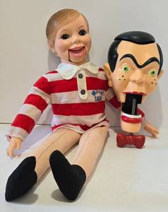 lot 317 image: Vintage Willie Talk Ventriloquist Dummy & Slappy the Dummy Desk Caddy