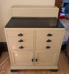 lot 221 image: Vintage Art Deco Cabinet