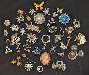 lot 225 image: Large Assortment of Vintage Brooches