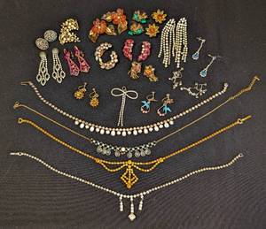 lot 226 image: Sparkly Vintage Earrings and Necklaces