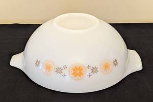 lot 234 image: Pyrex Town and Country Mixing Bowl