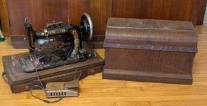 lot 259 image: Vintage New Home Sewing Machine