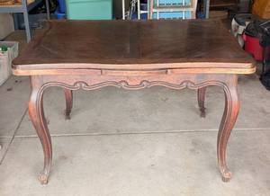 lot 272 image: Mahogany Queen Anne Style Expanding Dining Table