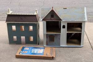 lot 287 image: Three Wood Dollhouses