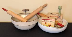 lot 335 image: Variety of Vintage Kitchen Delights