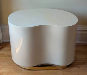 lot 357 image: Curved White Contemporary Laminate Accent Table