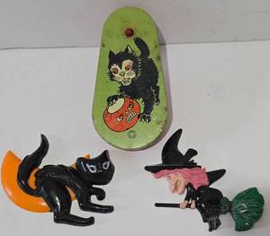 lot 374 image: Vintage Plastic Halloween Decor & Metal Noisemaker