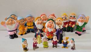 lot 381 image: Vintage Snow White & The Seven Dwarfs Grouping