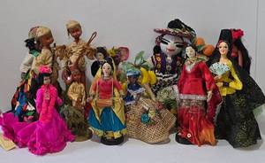lot 390 image: Large Vintage Ethnic Doll Collection