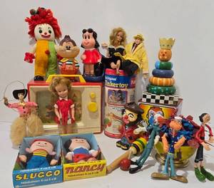 lot 399 image: Vintage Toy Selection