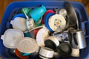 lot 401 image: Large Bin of DollToy Dishes